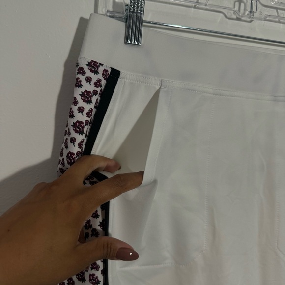 NWT Belyn Key Mia Golf Skort White Stem Floral Size Small - Picture 3 of 11